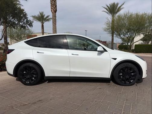 2022 Tesla Model Y Long Range Dual Motor All-Wheel Drive