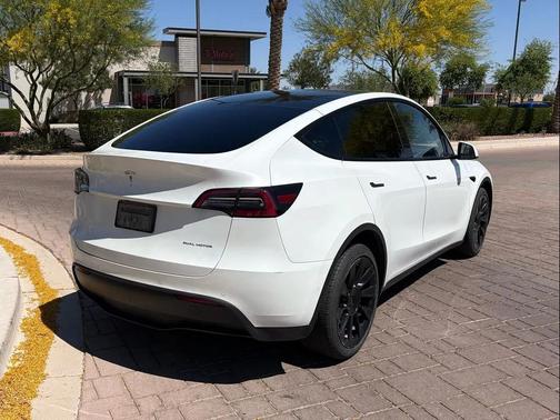 Pearl White Multi-Coat 2022 Tesla Model Y Long Range Dual Motor All-Wheel Drive