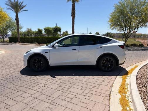 Pearl White Multi-Coat 2022 Tesla Model Y Long Range Dual Motor All-Wheel Drive