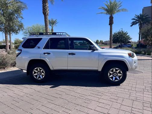 Classic Silver Metallic 2018 Toyota 4Runner SR5