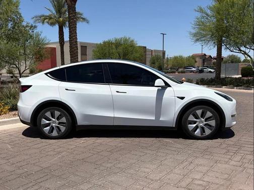 Pearl White Multi-Coat 2023 Tesla Model Y Long Range Dual Motor All-Wheel Drive