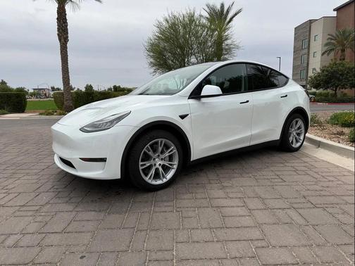 Pearl White Multi-Coat 2022 Tesla Model Y Long Range Dual Motor All-Wheel Drive