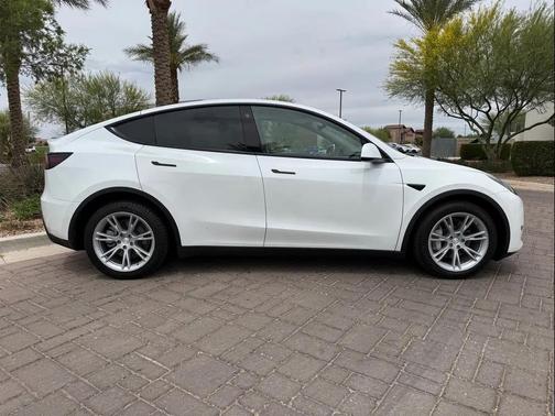Pearl White Multi-Coat 2022 Tesla Model Y Long Range Dual Motor All-Wheel Drive