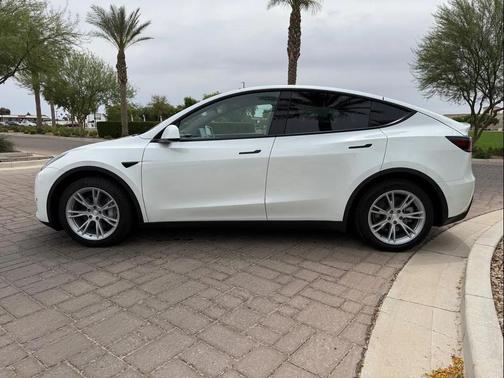 Pearl White Multi-Coat 2022 Tesla Model Y Long Range Dual Motor All-Wheel Drive