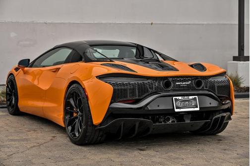 2025 McLaren Artura 