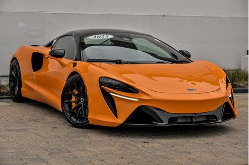 2025 McLaren Artura 