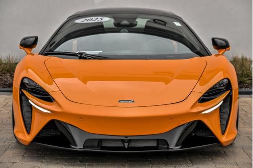 2025 McLaren Artura 