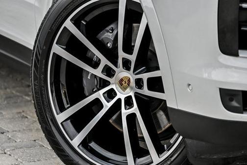 Chalk 2024 Porsche Cayenne Base