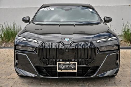 Black Sapphire Metallic 2024 BMW 740 i xDrive
