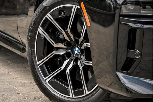 Black Sapphire Metallic 2024 BMW 740 i xDrive