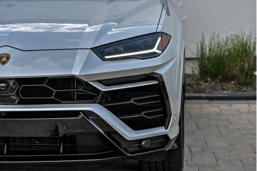 Balloon White 2022 Lamborghini Urus