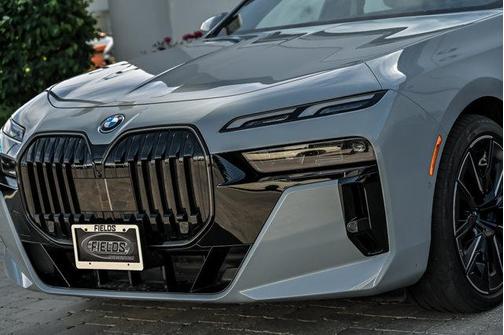 Brooklyn Gray Metallic 2025 BMW 750e xDrive