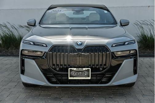Brooklyn Gray Metallic 2025 BMW 750e xDrive