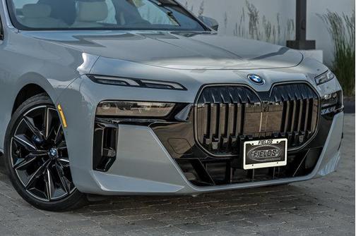 Brooklyn Gray Metallic 2025 BMW 750e xDrive