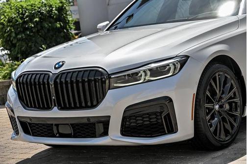 Mineral White Metallic 2022 BMW 750 i xDrive
