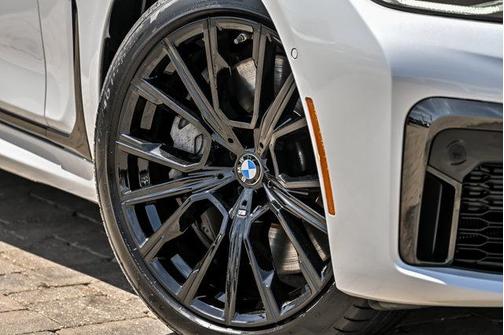 Mineral White Metallic 2022 BMW 750 i xDrive