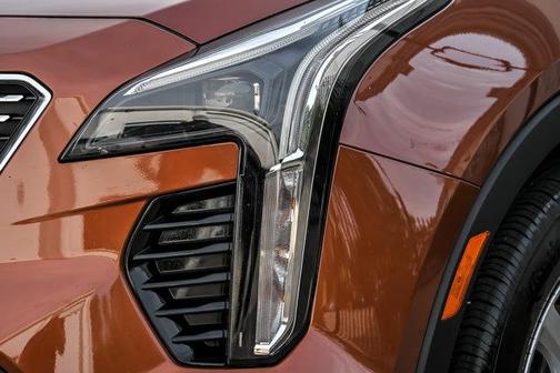 Autumn Metallic 2019 Cadillac XT4 Luxury