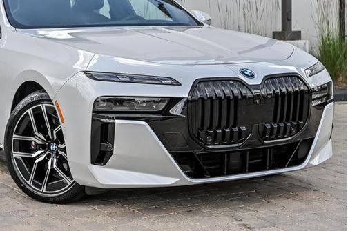 Mineral White Metallic 2024 BMW i7 xDrive60