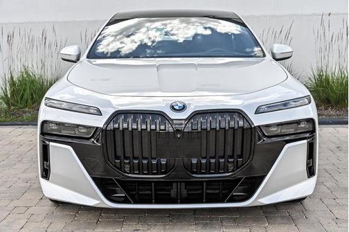 Mineral White Metallic 2024 BMW i7 xDrive60