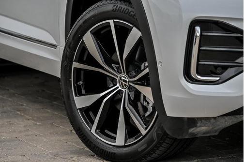 Opal White Pearl Effect 2024 Volkswagen Atlas 2.0T SEL Premium R-Line