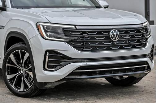 Opal White Pearl Effect 2024 Volkswagen Atlas 2.0T SEL Premium R-Line