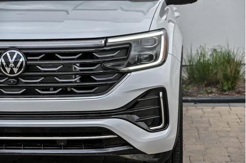 Opal White Pearl Effect 2024 Volkswagen Atlas 2.0T SEL Premium R-Line