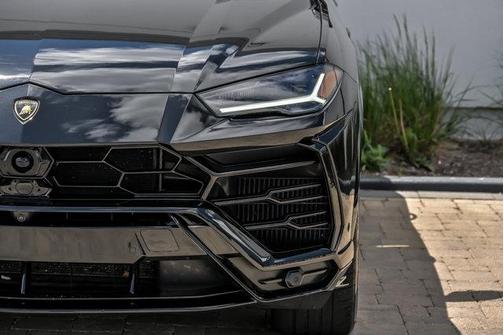 Nero Noctis 2022 Lamborghini Urus Graphite Capsule