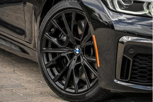 Black Sapphire Metallic 2022 BMW 740 i xDrive