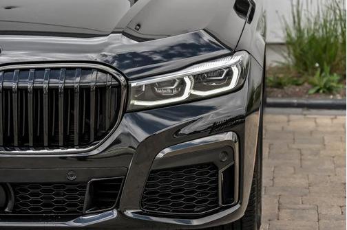 Black Sapphire Metallic 2022 BMW 740 i xDrive