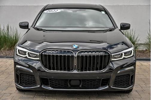 Black Sapphire Metallic 2022 BMW 740 i xDrive