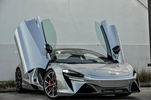 2023 McLaren Artura 
