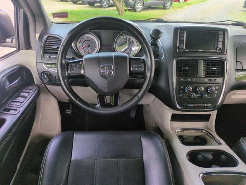 Black Onyx Crystal Pearlcoat 2019 Dodge Grand Caravan SXT