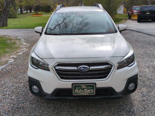 Crystal White Pearl 2019 Subaru Outback 2.5i Premium
