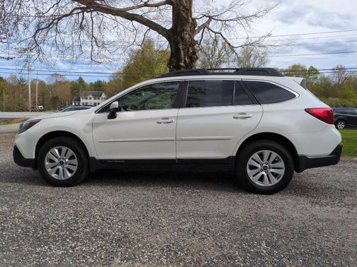 Crystal White Pearl 2019 Subaru Outback 2.5i Premium