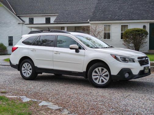 Crystal White Pearl 2019 Subaru Outback 2.5i Premium