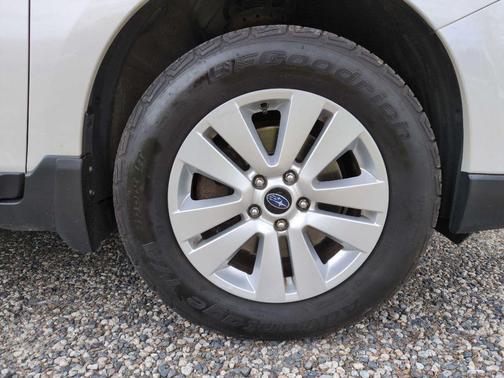 Crystal White Pearl 2019 Subaru Outback 2.5i Premium