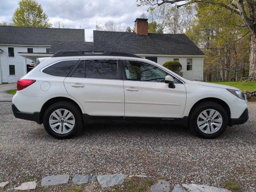 Crystal White Pearl 2019 Subaru Outback 2.5i Premium