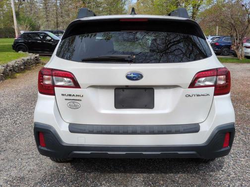 Crystal White Pearl 2019 Subaru Outback 2.5i Premium