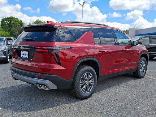 Radiant Red Tintcoat 2026 Chevrolet Traverse LT