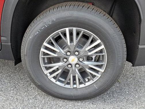 Radiant Red Tintcoat 2026 Chevrolet Traverse LT