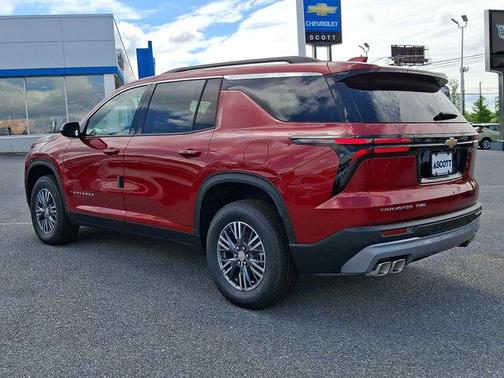 Radiant Red Tintcoat 2026 Chevrolet Traverse LT