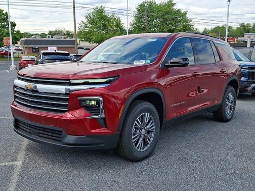 Radiant Red Tintcoat 2026 Chevrolet Traverse LT