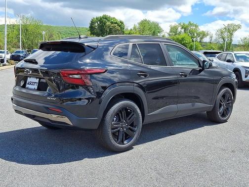 Mosaic Black Metallic 2026 Chevrolet Trax FWD ACTIV