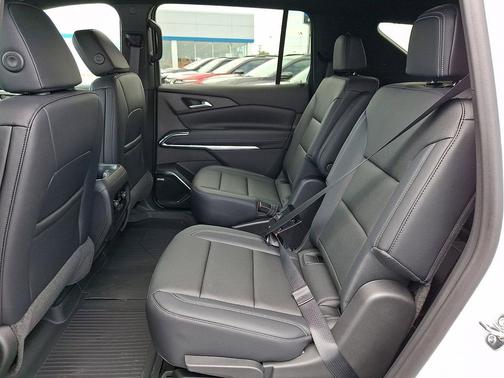 Polar White Tricoat 2026 Chevrolet Traverse LT
