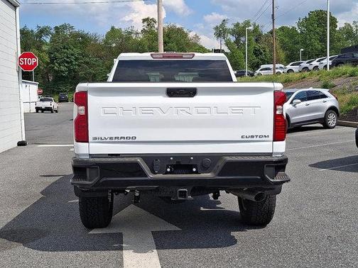 Summit White 2026 Chevrolet Silverado 2500 Custom