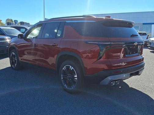 Radiant Red Tintcoat 2027 Chevrolet Traverse LT