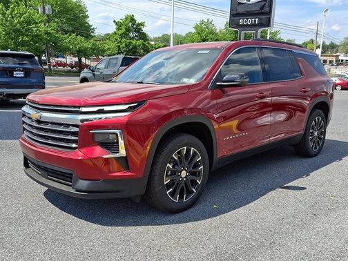 Radiant Red Tintcoat 2026 Chevrolet Traverse LT