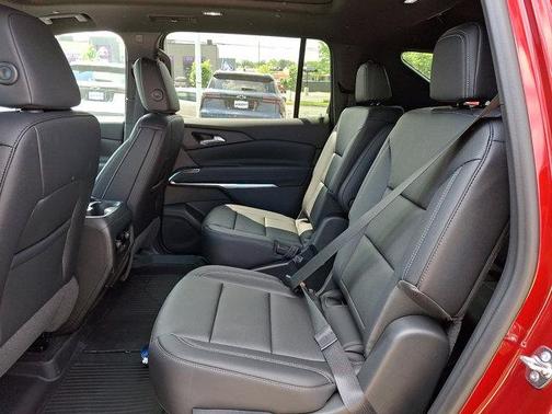 Radiant Red Tintcoat 2026 Chevrolet Traverse LT