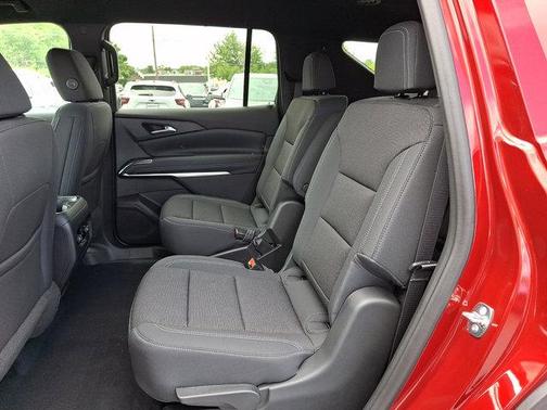 Radiant Red Tintcoat 2026 Chevrolet Traverse LT