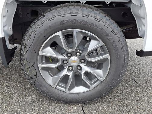 Summit White 2026 Chevrolet Silverado 1500 LT